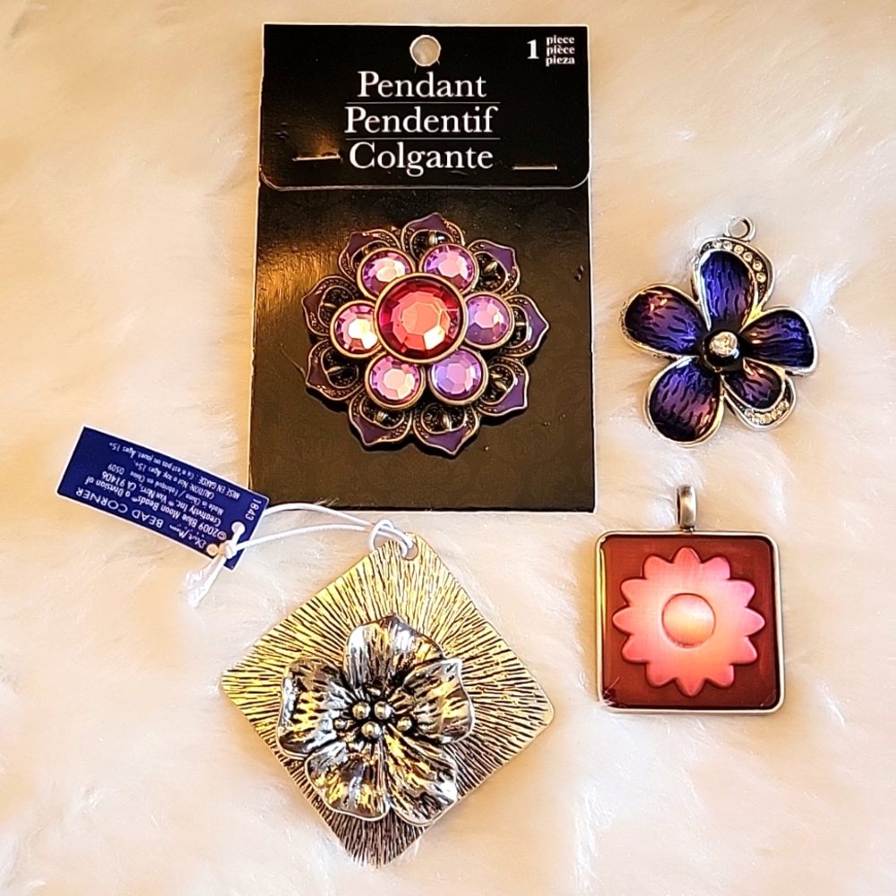 Set of 4 floral pendants
